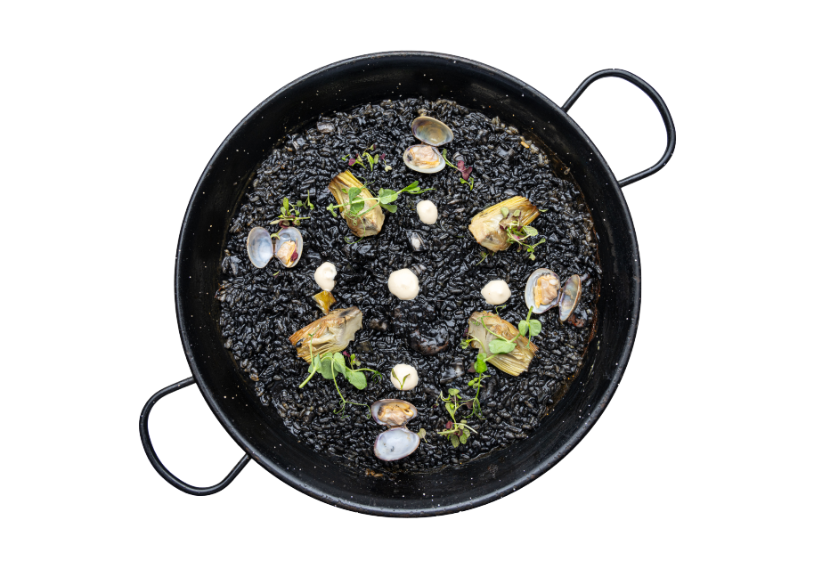 Arroz negro de calamar y rape de lonja con alcachofas y limón